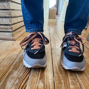 Saucony sneaks. Women’s size 8. Matte orange ish and dark blue. Double laces.